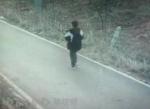 男孩离家出走藏床缝里 警方搜查2天